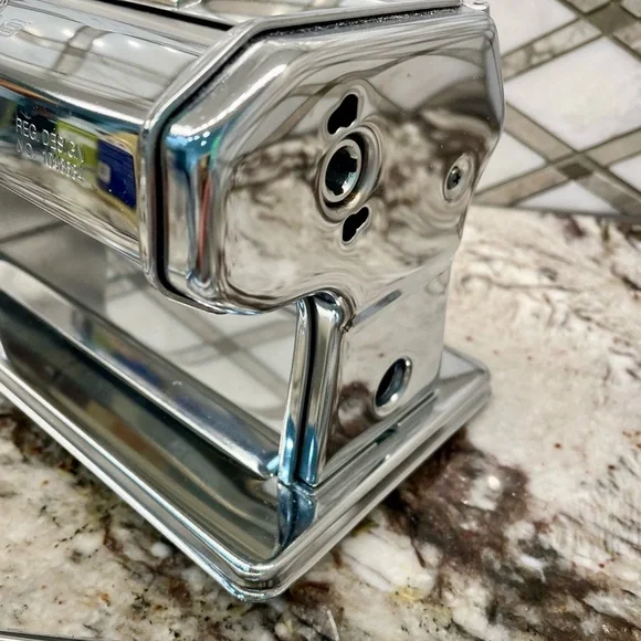 Marcato Atlas 180 Pasta Maker. LIKE NEW.  BONUS: Cookbook - Picture 2 of 11